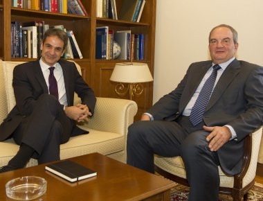 Μητσοτάκης - Καραμανλής συναντήθηκαν στη Βουλή